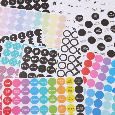 Jahresplaner mit Klebepunkten | 2025 CUSTOMIZED | in 4 Formaten - dot on