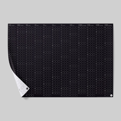 dot on Wandkalender im Querformat 100x69 cm Jahresplaner mit Klebepunkten unbeklebt beidseitig bedruckt schwarz und weiße Seite