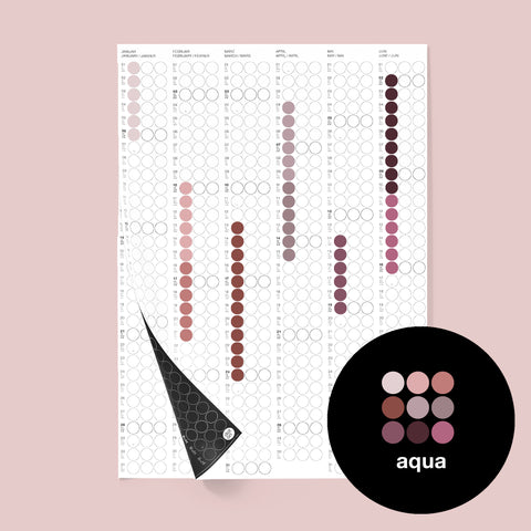 dot on Halbjahresplaner Wandkalender auf zwei Seiten mit Klebepunkten im Format 50x69 cm beklebt mit Klebepunkten in Rottönen rose burgund weinrot violett apricot beidseitig bedruckt schwarze und weiße Seite