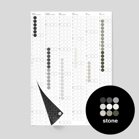 dot on Halbjahresplaner Wandkalender Design auf zwei Seiten mit Klebepunkten im Format 50x69 cm beklebt mit Klebepunkten in Grautönen hellgrau dunkelgrau schwarz stone Kiesel beidseitig bedruckt schwarze und weiße Seite