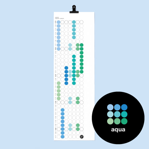 dot on weißer Monatsplaner Wandkalender mit Klebepunkten im Format 23x72 cm beklebt mit Klebepunkten in Blautönen wie aqua, türkis, blau, hellblau, gtün und schwarzer Metallklammer