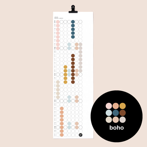 dot on weißer Monatsplaner Wandkalender mit Klebepunkten im Format 23x72 cm beklebt mit Klebepunkten in den Boho Farben rose, hellblau, petrol, braun, terra, greige und schwarzer Metallklammer