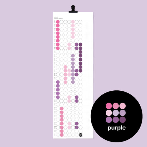dot on weißer Monatsplaner Wandkalender mit Klebepunkten im Format 23x72 cm beklebt mit Klebepunkten in vielen Farbtönen wie pink, rosa, lila, violett und schwarzer Metallklammer