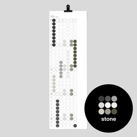 dot on weißer Monatsplaner Wandkalender mit Klebepunkten im Format 23x72 cm beklebt mit Klebepunkten in Grautönen Tönen wie hellgrau, dunkelgrau, kiesel, stone greige und schwarzer Metallklammer