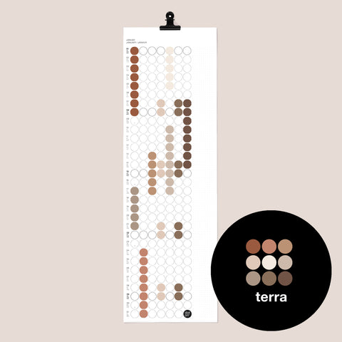 dot on weißer Monatsplaner Wandkalender mit Klebepunkten im Format 23x72 cm beklebt mit Klebepunkten in Erdtönen wie braun, beige, greige, sand und schwarzer Metallklammer