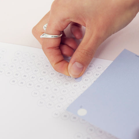 dot on Pixelart Kleben nach Zahlen Poster mit augedrucktem Punkteraster und Klebepunkte in vielen Farben