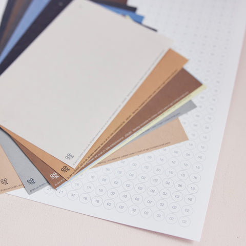 dot on Pixelart Kleben nach Zahlen Poster mit augedrucktem Punkteraster und Klebepunkte in vielen Farben