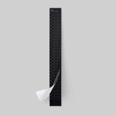 dot on Geburtstagskalender mit Klebepunkten jahresunabhängig auf 12 Seiten im Format 8x70 cm beidseitig bedruckt schwarze und weiße Seite