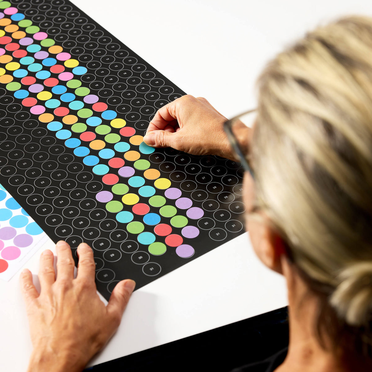 one dot a day rainbow · Jahrestracker mit Klebepunkten