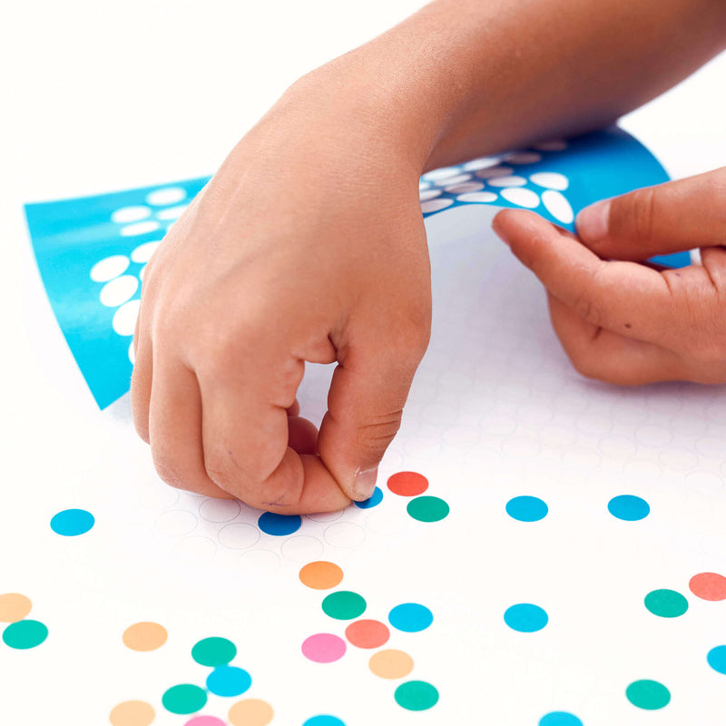 Kinderhand mit Stickern